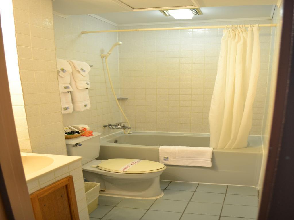 West Plaza Desekel Hotel Koror Bagian luar foto