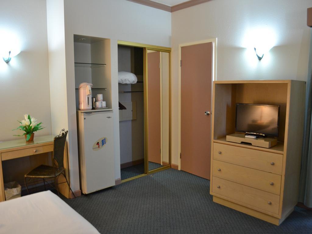 West Plaza Desekel Hotel Koror Bagian luar foto